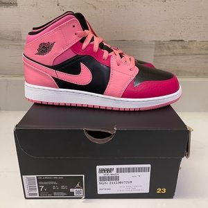 AIR JORDAN 1 MID (GS)
"Coral Chalk"